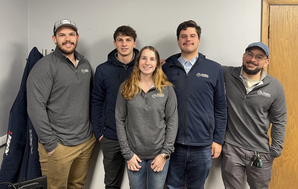 an image of contractors/roof experts who can help you handle an emergency roof repair