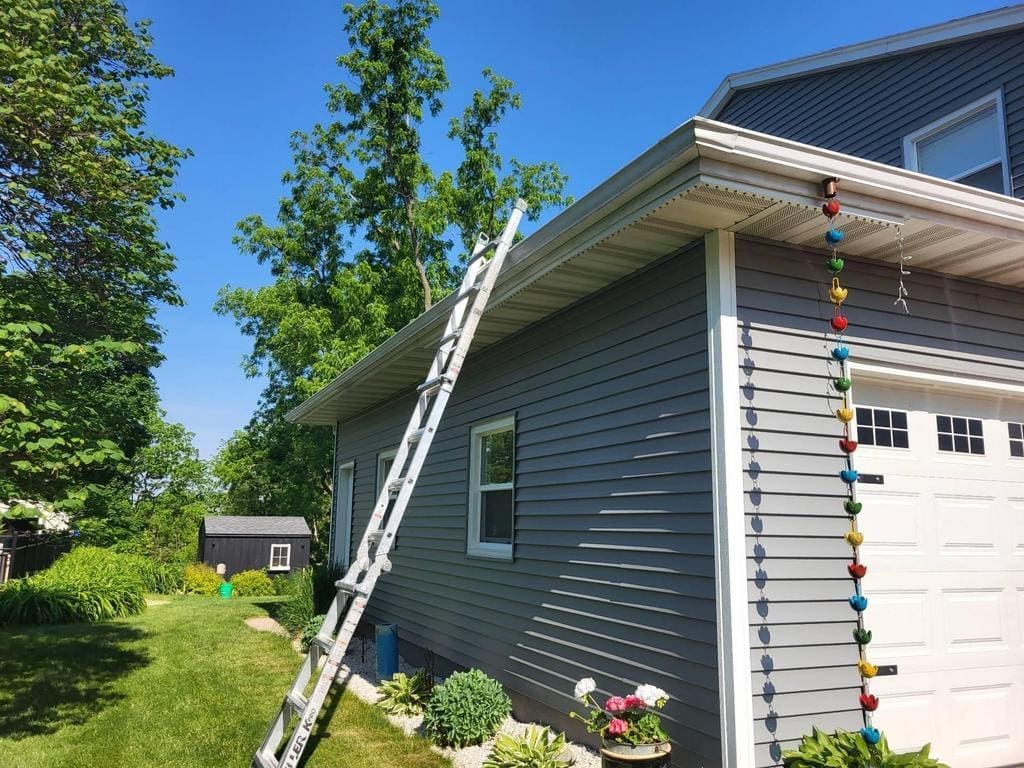 Roofing repair to get off squirrel from your roof - Wisconsin - Get Squirrels Off My Roof?