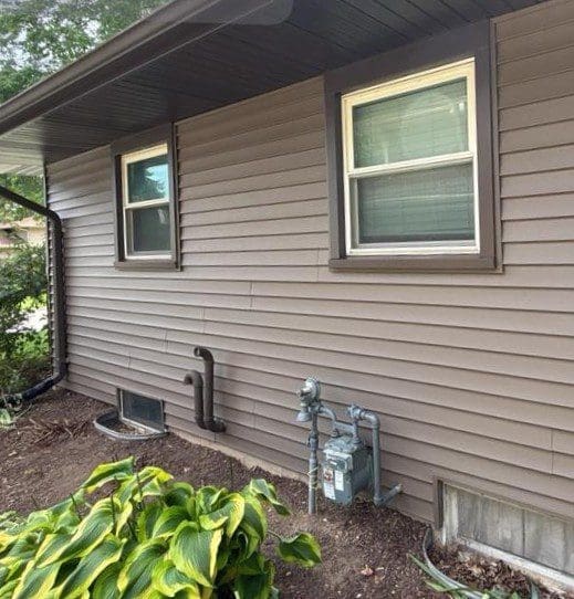 Menomonee Falls home with completed exterior siding replacement featuring durable Canyon vinyl siding by Modern Exterior