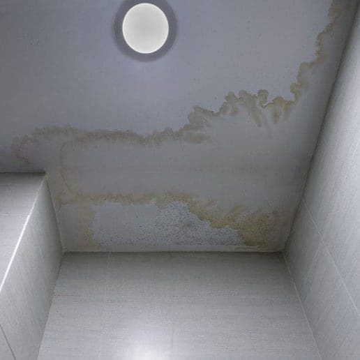 Signs of an active ceiling leak: visible water stains and discoloration spreading across the ceiling, indicating moisture intrusion. How to diagnose if a ceiling is an active leak?
